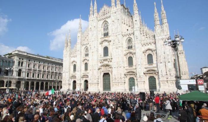 I "No vax" scendono in piazza a Milano: raduno senza mascherina davanti al Duomo
