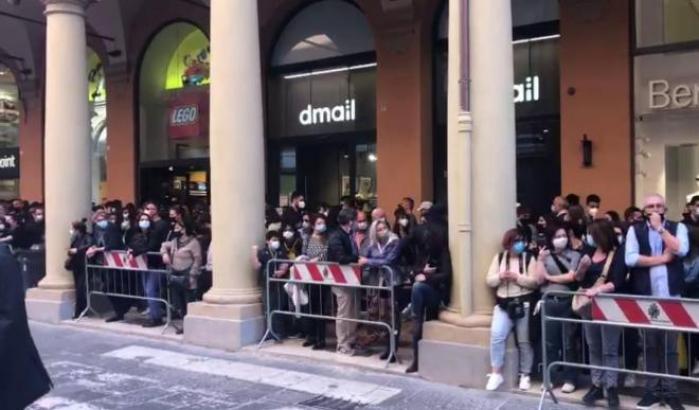 I soliti idioti: a Bologna ressa in centro e tuffi nella fontana del Nettuno