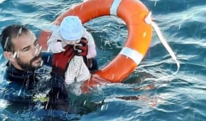 Parla l'agente spagnolo che ha salvato il neonato in mare: "L’ho preso tra le braccia, era gelato e pallido"