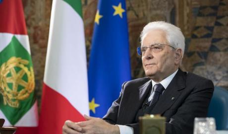 Mattarella torna sul dovere di vaccinarsi: "Bisogna vincere la battaglia anti-scienza"