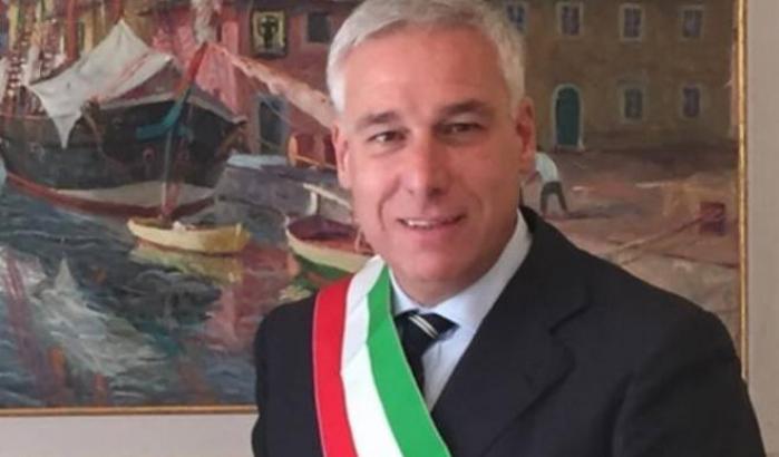 Il sindaco di Viareggio si vaccina e subisce un attacco social dai no-vax