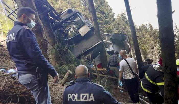 I carabinieri sulle prime indagini: "Si è staccato un cavo d'acciaio"