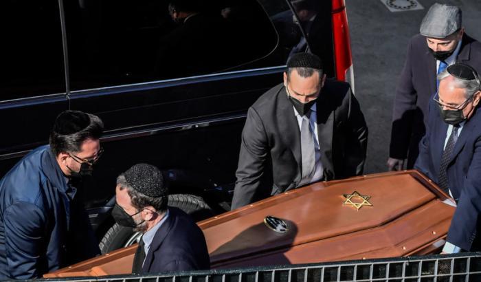 Celebrati i funerali della famiglia del piccolo Eitan in Israele