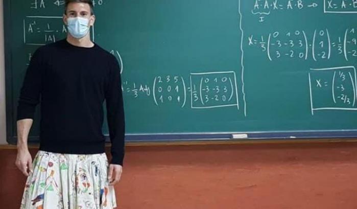 Contro le discriminazioni in Spagna i prof insegnano con la gonna