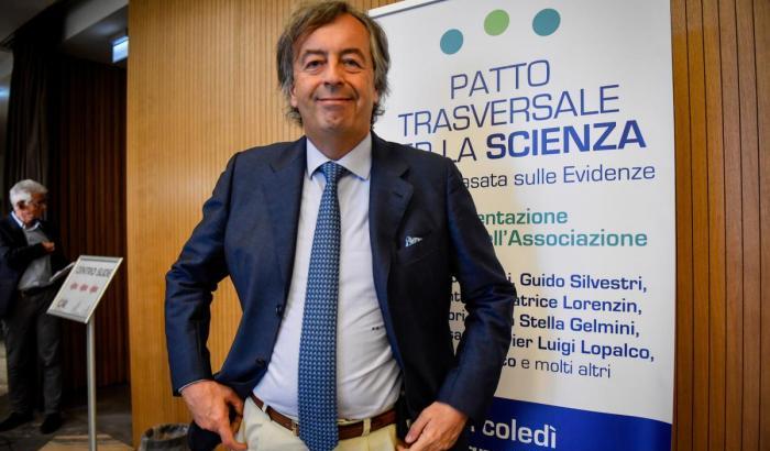 Burioni: "Insensata la mascherina all'aperto per i vaccinati mentre i no-vax vanno in metro"