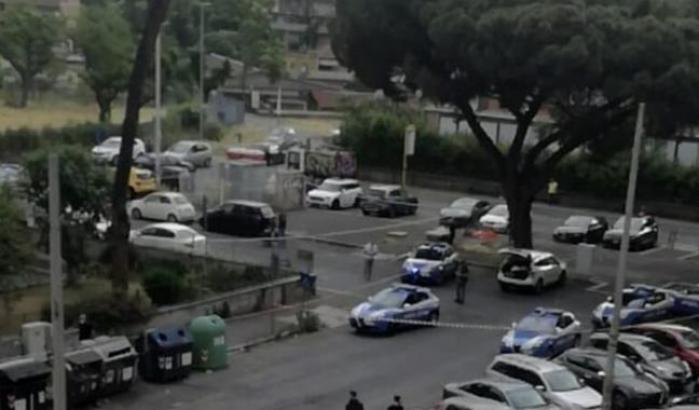 Il corpo di un uomo trovato in una valigia in strada: fermata la compagna