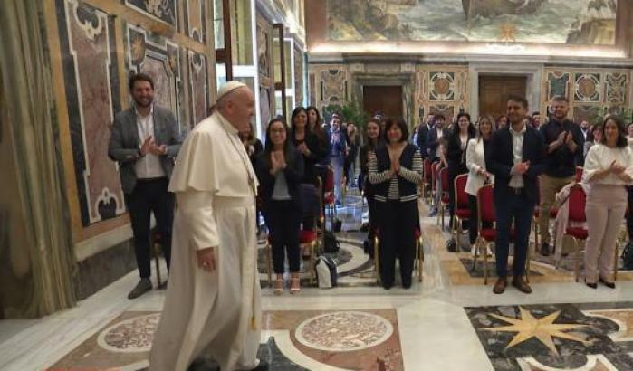 Il monito del Papa: "La dignità della persona non viene dai soldi ma viene dal lavoro"