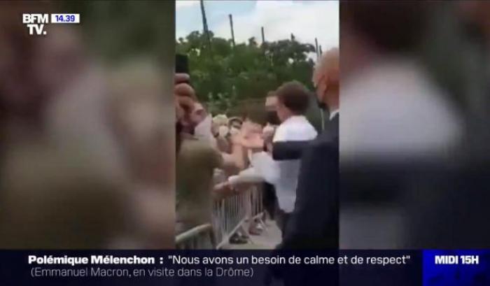 Il presidente francese Macron preso a schiaffi da un uomo