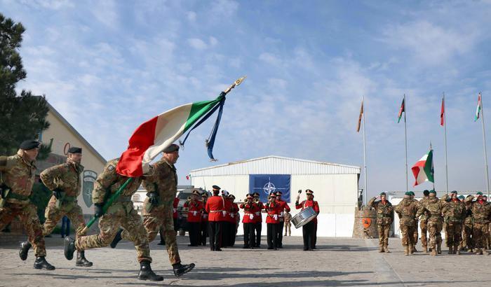 Termina la presenza del contingente italiano in Afghanistan: l'Italia ammaina la bandiera