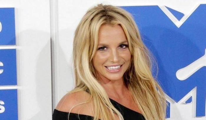 Britney Spears porta a processo il padre abusante: "Mi controlla da 13 anni. Voglio indietro la mia vita"