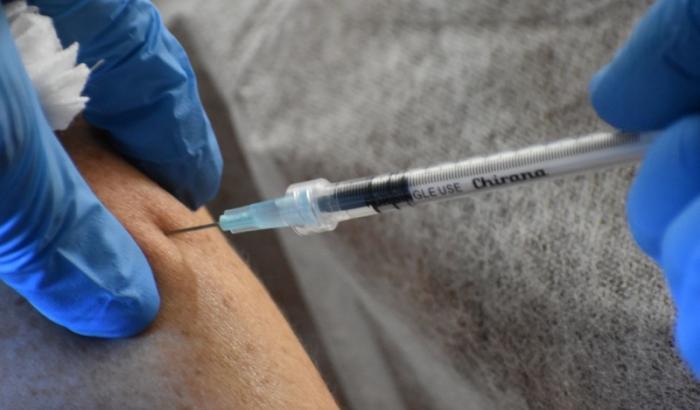 Lo studio Lancet: "Vaccinazione eterologa dà una risposta immunitaria più forte"