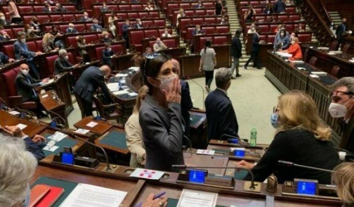 Laura Boldrini torna a Montecitorio dopo l'operazione: accolta dagli applausi durante il suo ingresso in aula