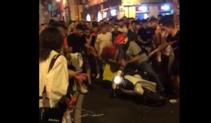 Rider preso a schiaffi durante i festeggiamenti per l'Italia: il video della violenza diventa virale