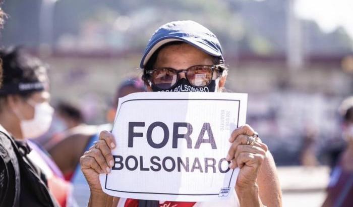 Migliaia di brasiliani chiedono il processo a Bolsonaro: 