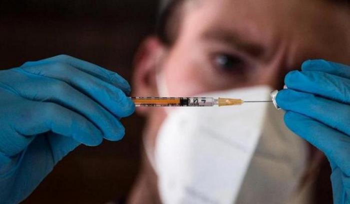 Lo studio del King's College di Londra: la vaccinazione dimezza il rischio di "long Covid"