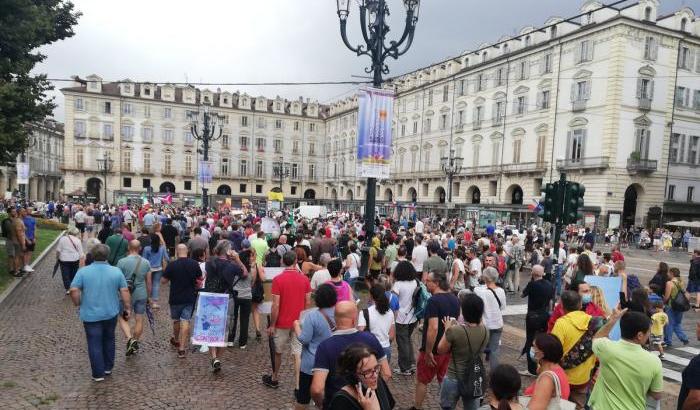 La pioggia non ferma negazionisti e no-pass: in piazza a Torino speculando sulla morte di De Donno