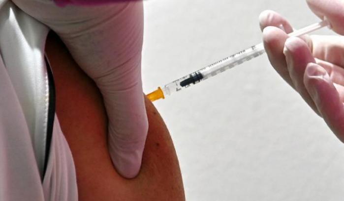 Le vacanze dimezzano i vaccini: calo tra gli over 50, gli adolescenti in ripresa