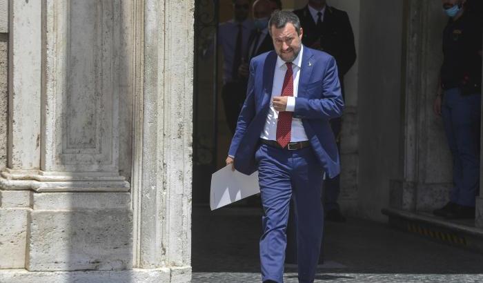 Salvini: "Non parliamo con i talebani, sono assassini" (ma a rimpatriare gli italiani ci vada lui)