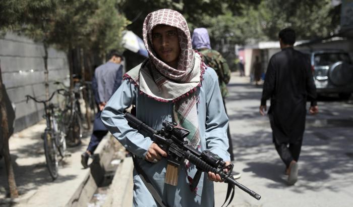 I talebani stanno dando la caccia alle giudici donna: corsa contro il tempo per farle fuggire