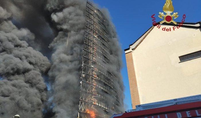 Paura a Milano, in fiamme un palazzo di 15 piani: nell'edificio abitano 70 famiglie