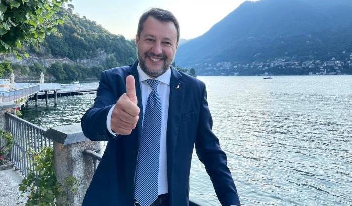 Salvini insiste: "Un onore la mia firma per eliminare il reddito di cittadinanza"