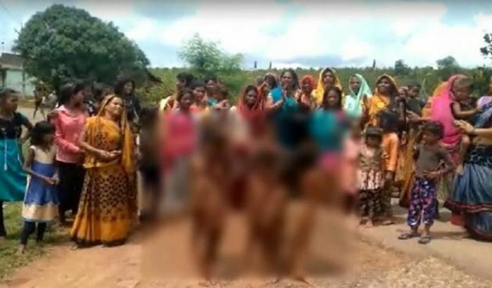 Rito di propiziazione della pioggia in India: bambine costrette a sfilare nude