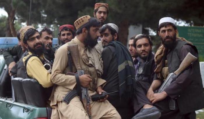Il grido del giornalista afgano: "Se raccontiamo ciò che fanno i talebani rischiamo la vita"