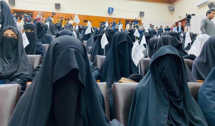 I talebani mostrano il volto del regime: 300 donne a Kabul manifestano in favore degli integralisti