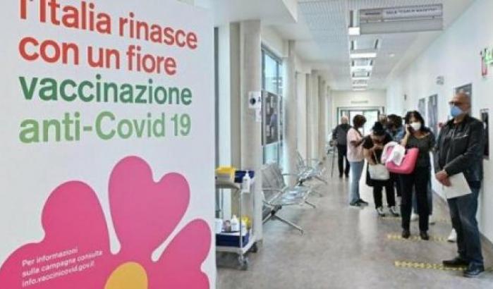 Calano ancora i ricoveri per Covid ma altri 62 decessi