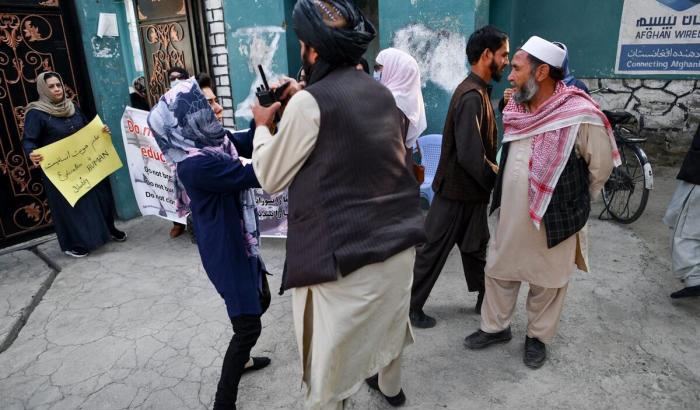 Protesta di un gruppo di donne a Kabul con i divieti imposti dai Talebani
