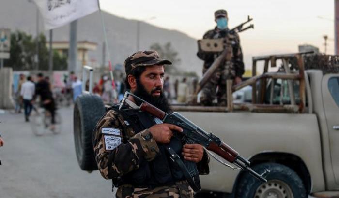 Amnesty denuncia i crimini di guerra dei talebani: strage di civili hazara