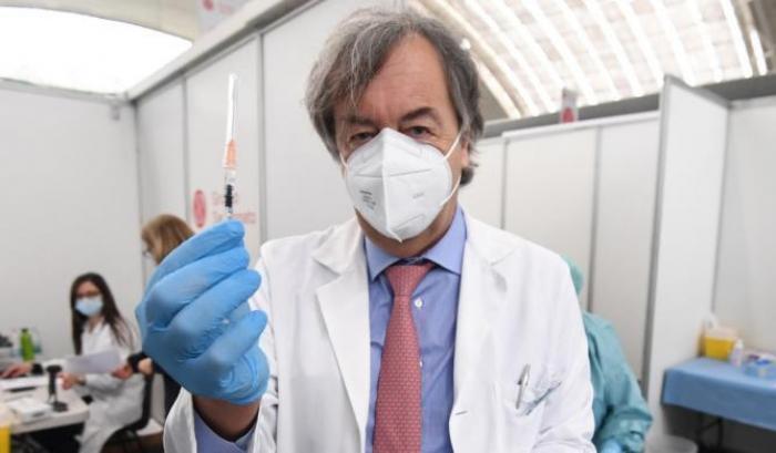 Burioni ancora contro i no-Green pass: "Invece di spendere soldi in tamponi dal 15 ottobre, vaccinatevi!"