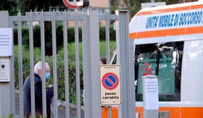 Un no-vax che rifiutava un tampone ha scatenato l'assalto fascio-negazionista al policlinico di Roma