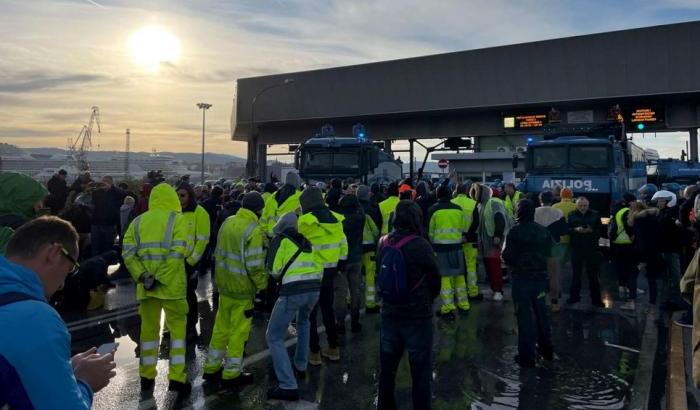 Prosegue la protesta no green pass a Trieste: parte dei manifestanti vanno al porto vecchio