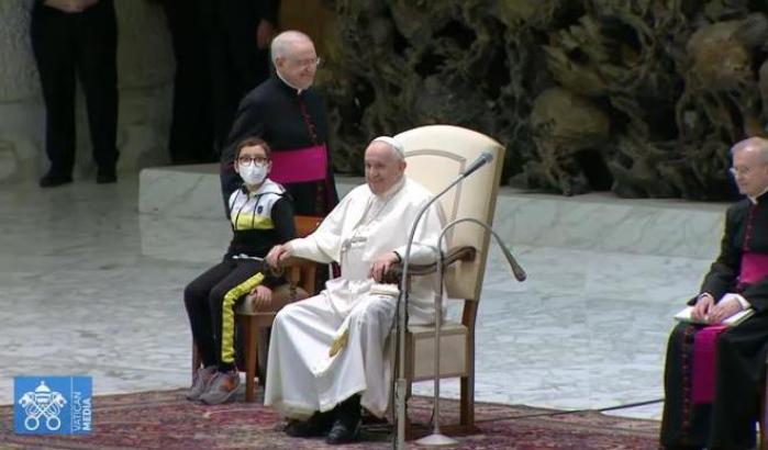 Fuori programma per Papa Francesco: un bimbo sale sul palco e lui gli dà una sedia
