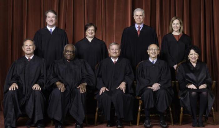 I giudici uomini della Corte Suprema Usa non potranno più interrompere le colleghe