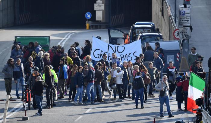 Sgomberato il presidio "no Green Pass" al varco Etiopia del porto di Genova: un arresto