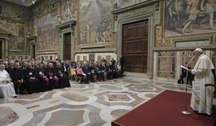 Il Papa: "Il sistema economico continua a scartare vite in nome del dio denaro"