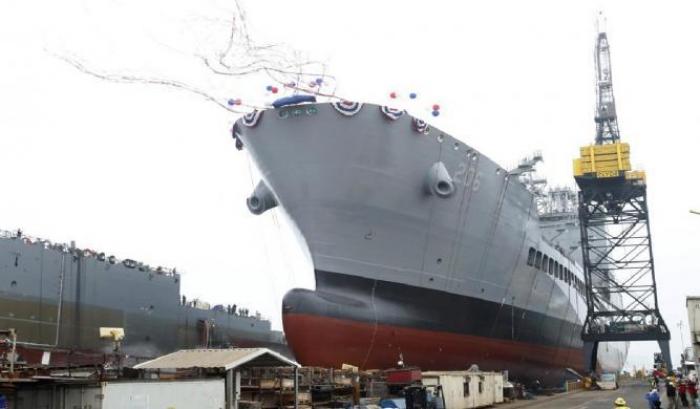 La Marina degli Stati Uniti vara una nave intitolata all'attivista per i diritti dei gay, Harvey Milk