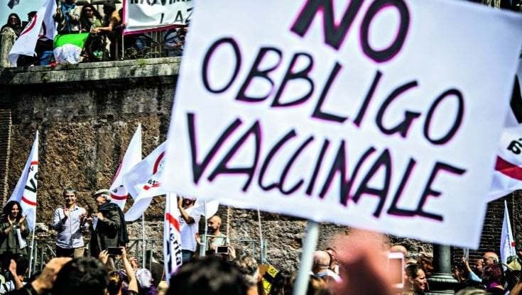 La denuncia dei medici: "Subissati da insistenti richieste dei no-vax che vogliono l'esenzione"