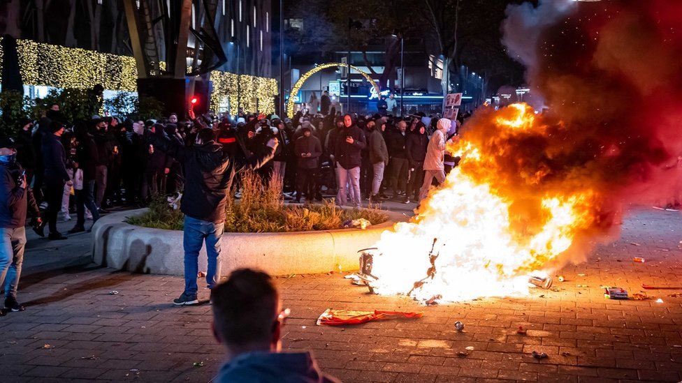 Violenze no green pass in Olanda 28 no-vax arrestati, 5 poliziotti feriti