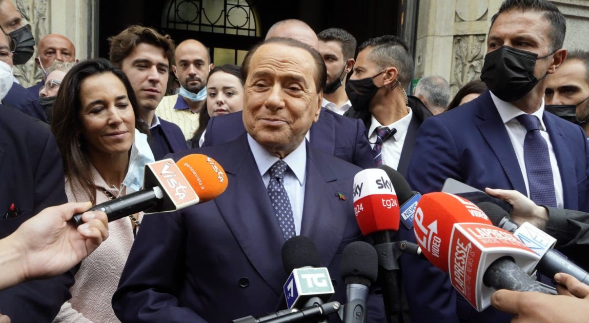Berlusconi pensa al Quirinale e fa il padre nobile: "Sì al reddito di cittadinanza, aiuta i poveri"