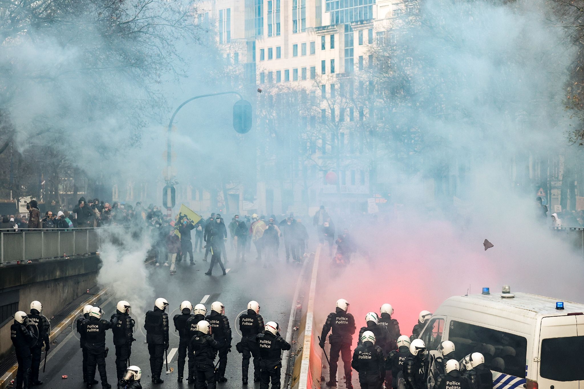 Violenze in Belgio per le misure anti-Covid, il premier: "Inaccettabile"