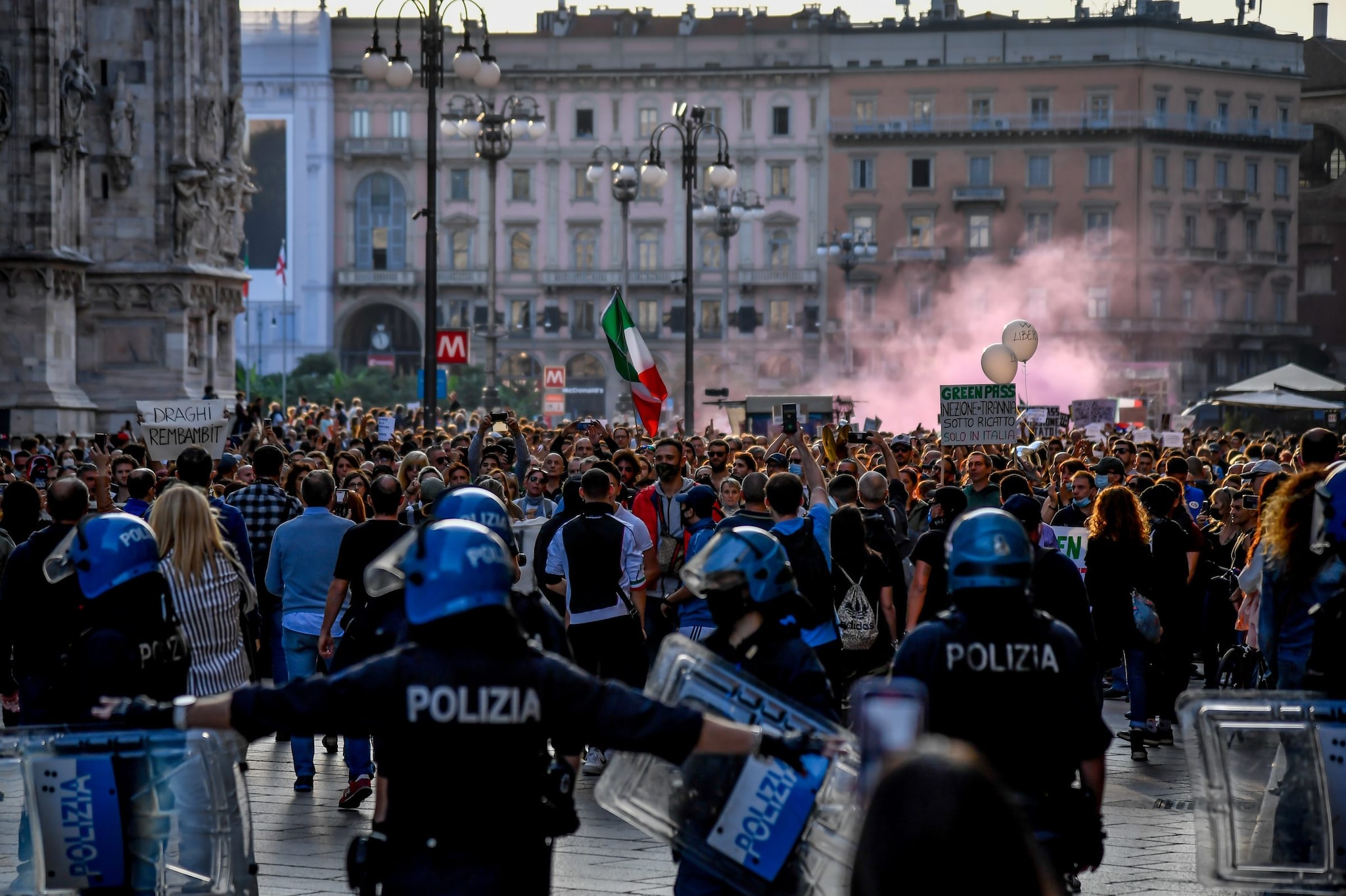 Il prefetto di Milano ai No vax: "Chi protesta dovrebbe ringraziare per i vaccini, ora controlli più severi"