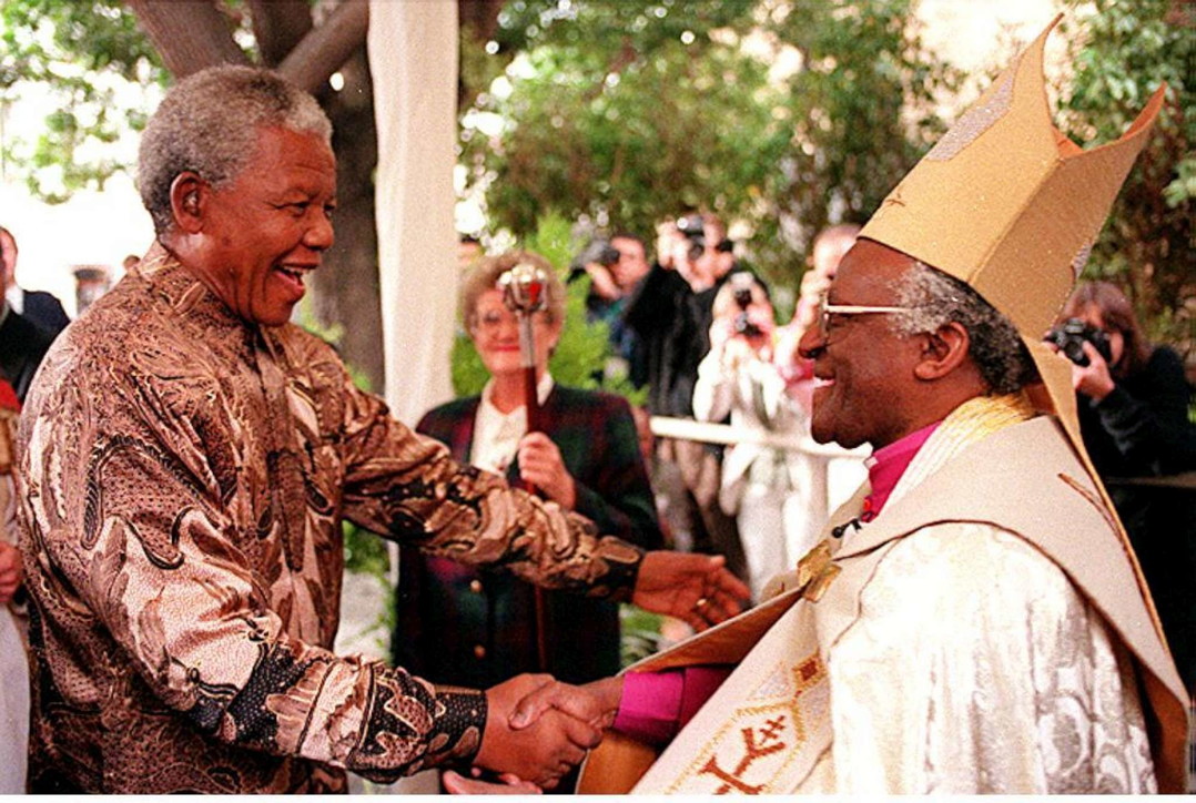 Addio a Desmond Tutu: con Mandela su l'artefice della lotta all'apartheid in Sudafrica