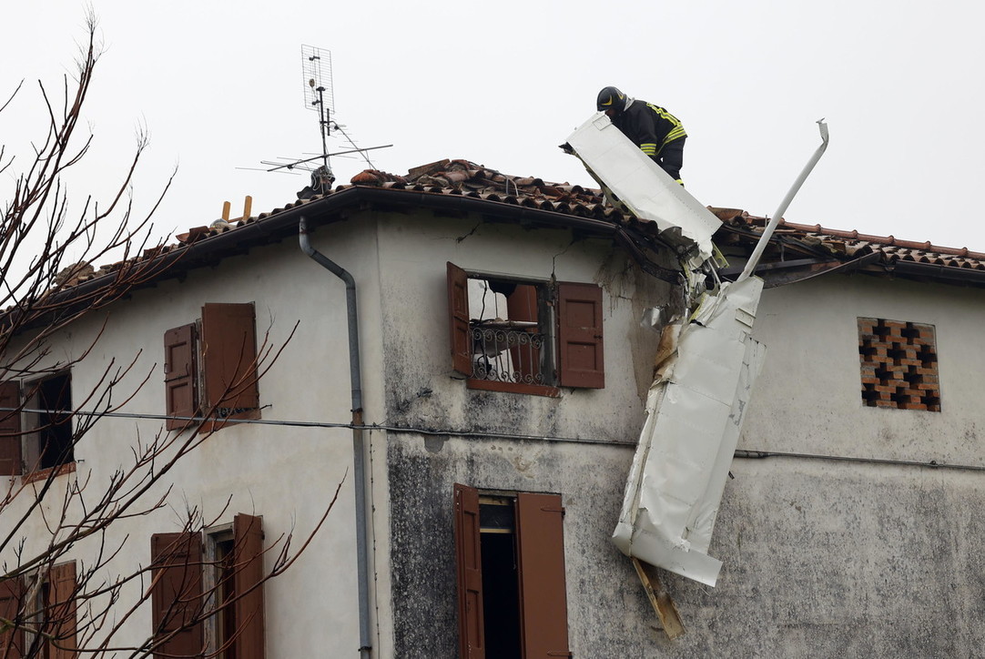 Un ultraleggero si schianta contro il tetto di una casa: un morto