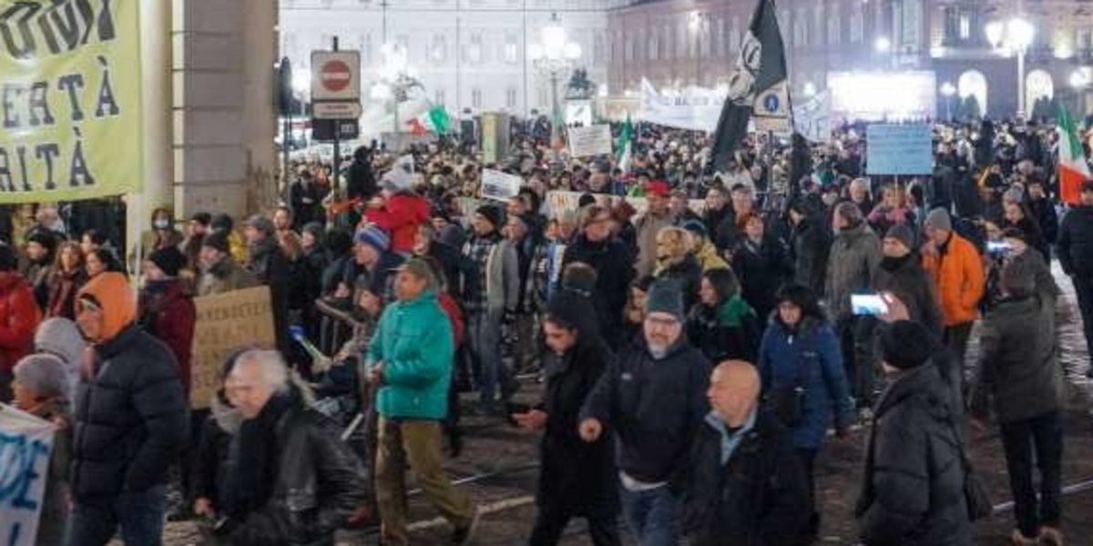 A Milano poche centinaia in piazza senza mascherina a urlare contro green pass e 'dittatura sanitaria'