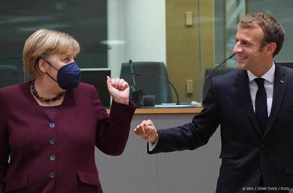 Macron omaggia Merkel: "Grazie Angela per non aver dimenticato  le lezioni della Storia"