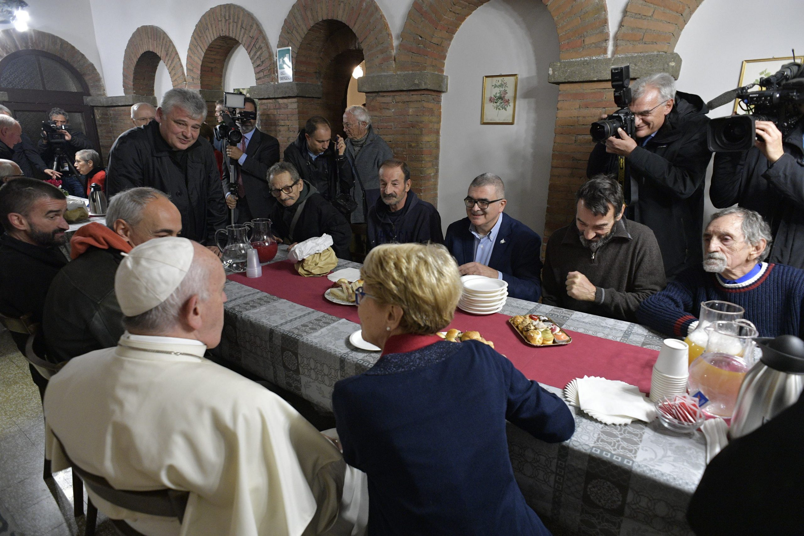 Dal Papa monito di Natale ai finti cristiani dei fili spinati: "Solo la fraternità universale ci salverà"