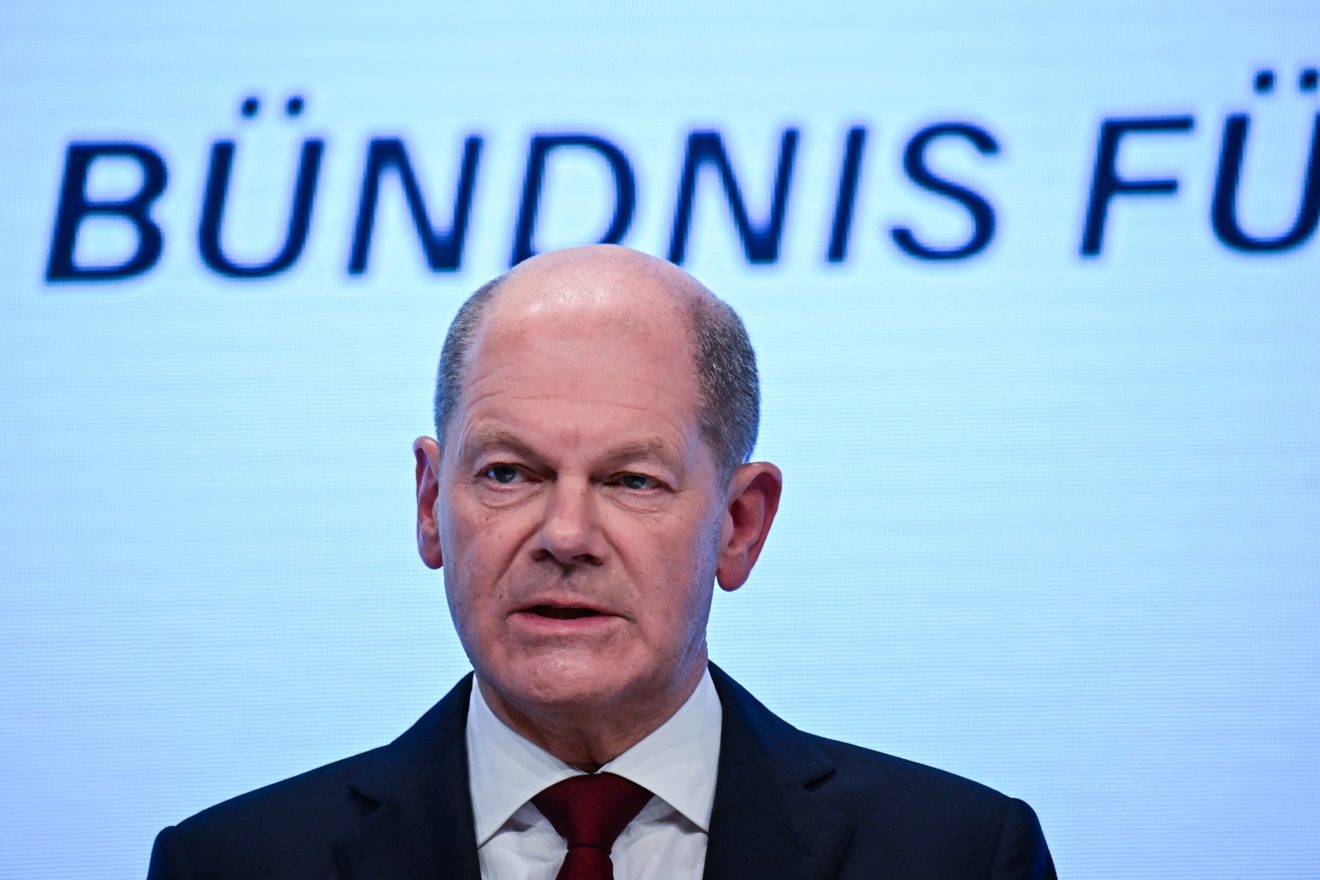 La Germania non ha più posti negli ospedali e pensa all'obbligo vaccinale, Scholz favorevole alla regola 2G